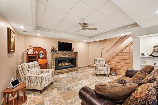 17251 Hollingsworth Rd, Basehor, KS 66007