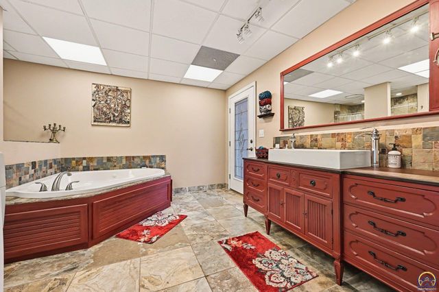 17251 Hollingsworth Rd, Basehor, KS 66007