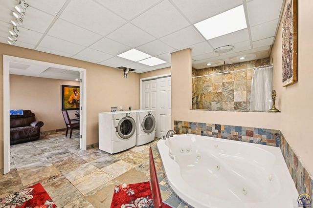 17251 Hollingsworth Rd, Basehor, KS 66007