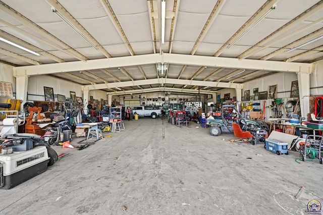 17251 Hollingsworth Rd, Basehor, KS 66007