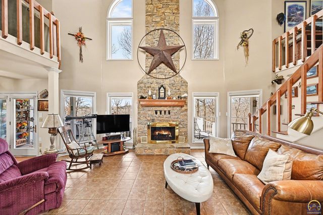 17251 Hollingsworth Rd, Basehor, KS 66007