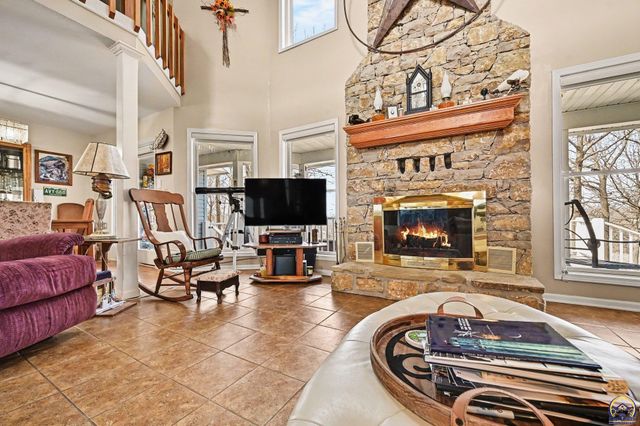 17251 Hollingsworth Rd, Basehor, KS 66007