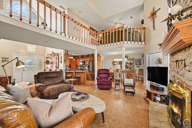 17251 Hollingsworth Rd, Basehor, KS 66007