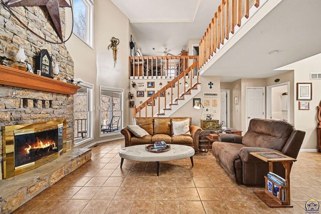 17251 Hollingsworth Rd, Basehor, KS 66007