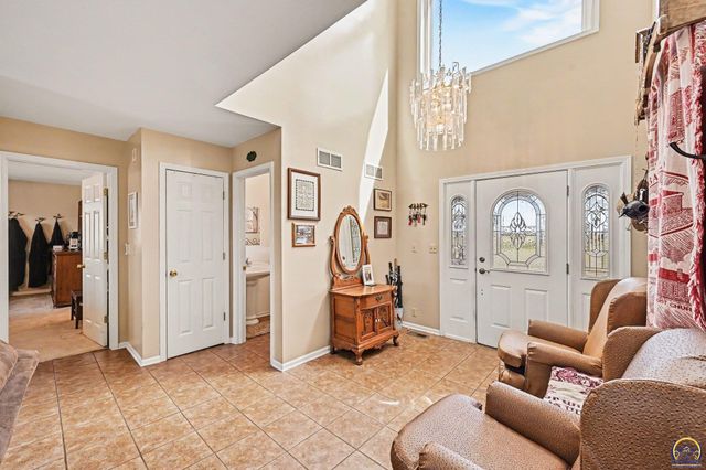 17251 Hollingsworth Rd, Basehor, KS 66007