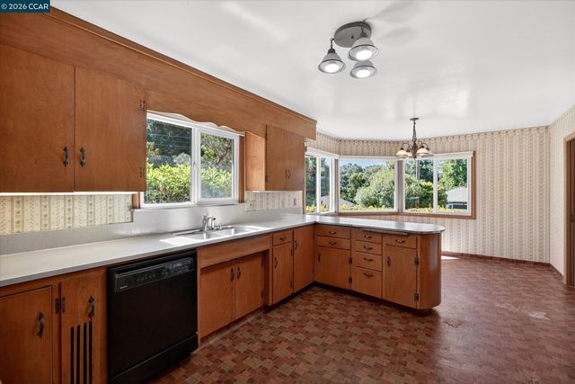 25 Robert Road, Orinda, CA 94563