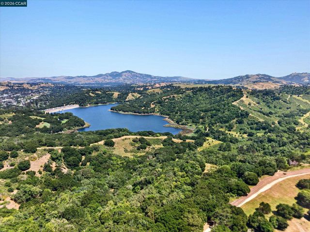25 Robert Road, Orinda, CA 94563