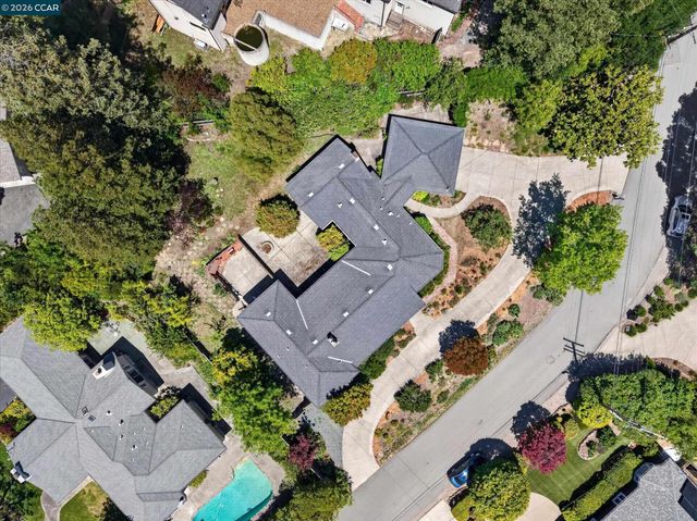 25 Robert Road, Orinda, CA 94563