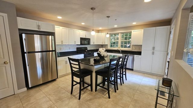 10 Paul Revere Path 10, Hopkinton, MA 01748