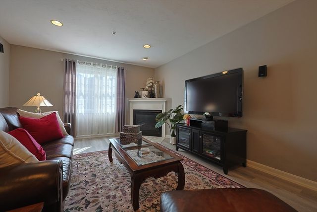 10 Paul Revere Path 10, Hopkinton, MA 01748