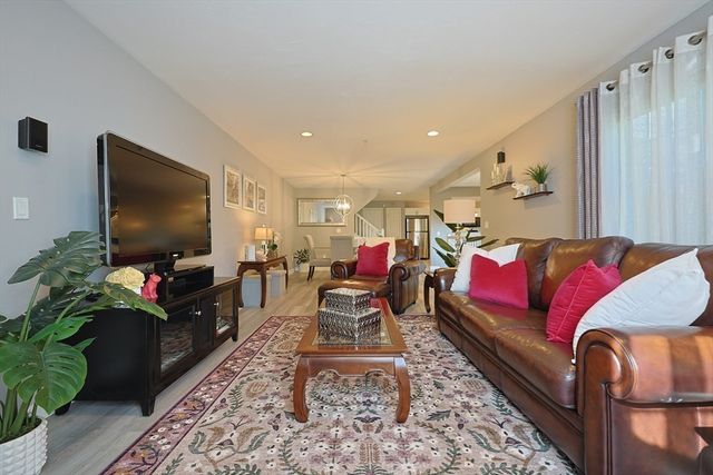 10 Paul Revere Path 10, Hopkinton, MA 01748