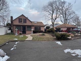 11 Hatcher Court, Amityville, NY 11701