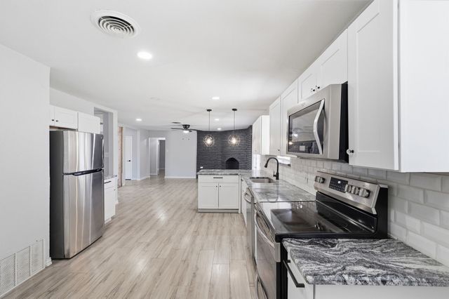 6028 Walraven Circle, Fort Worth, TX 76133