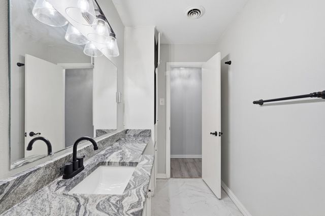 6028 Walraven Circle, Fort Worth, TX 76133