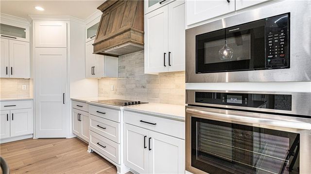 115 Teton Ridge, Lake Winnebago, MO 64034