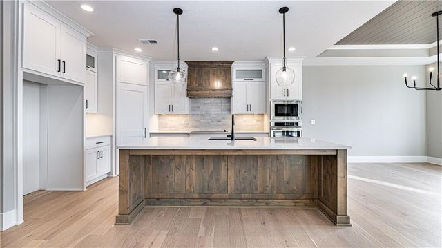 115 Teton Ridge, Lake Winnebago, MO 64034