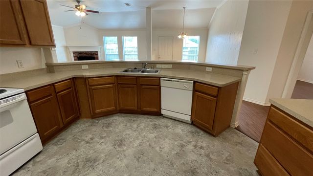 921 Simon Drive, Cedar Hill, TX 75104