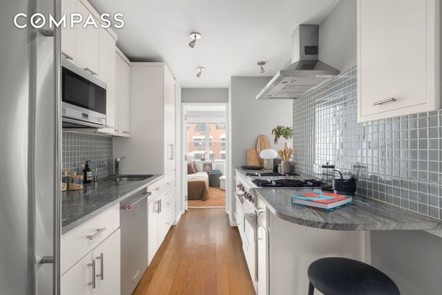 2 Charlton St Apt 7J, New York City, NY 10014