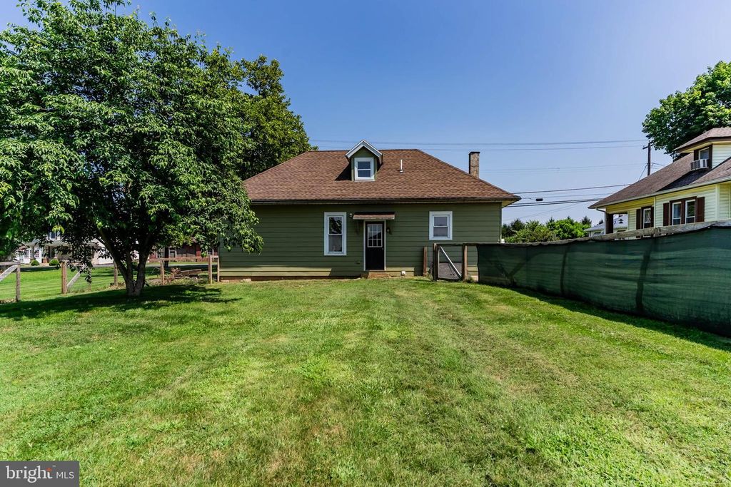 32 E MAIN ST, Carlisle, PA 17015