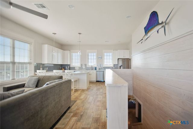 507 S 7th Street, Port O'connor, TX 77982