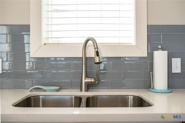 507 S 7th Street, Port O'connor, TX 77982