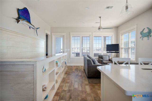 507 S 7th Street, Port O'connor, TX 77982