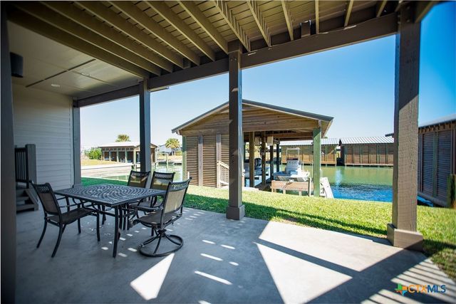 507 S 7th Street, Port O'connor, TX 77982