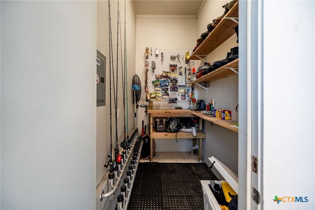 507 S 7th Street, Port O'connor, TX 77982