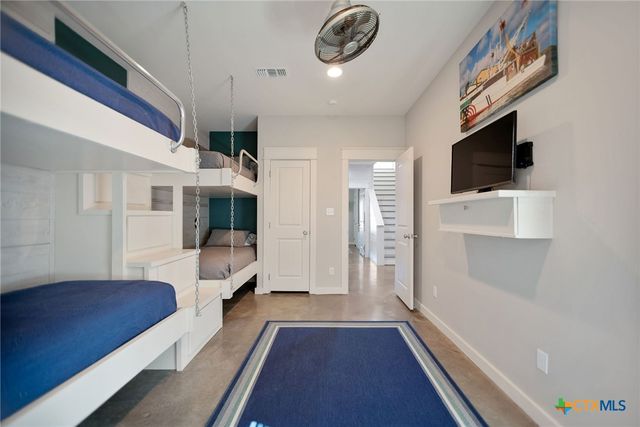 507 S 7th Street, Port O'connor, TX 77982