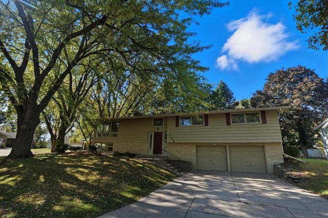 104 Mark Drive NE, Hutchinson, MN 55350