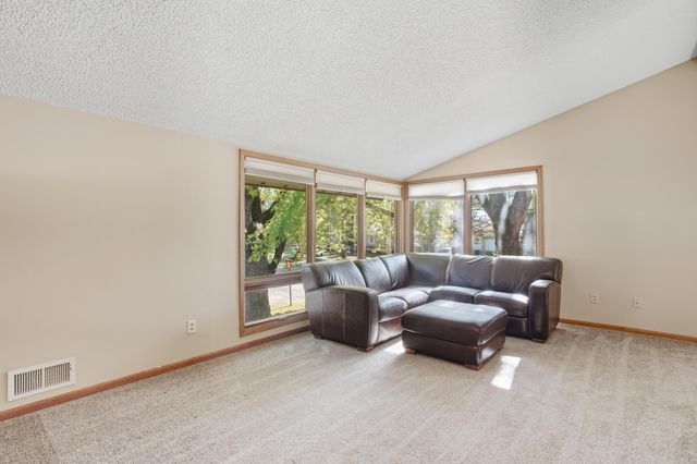 104 Mark Drive NE, Hutchinson, MN 55350