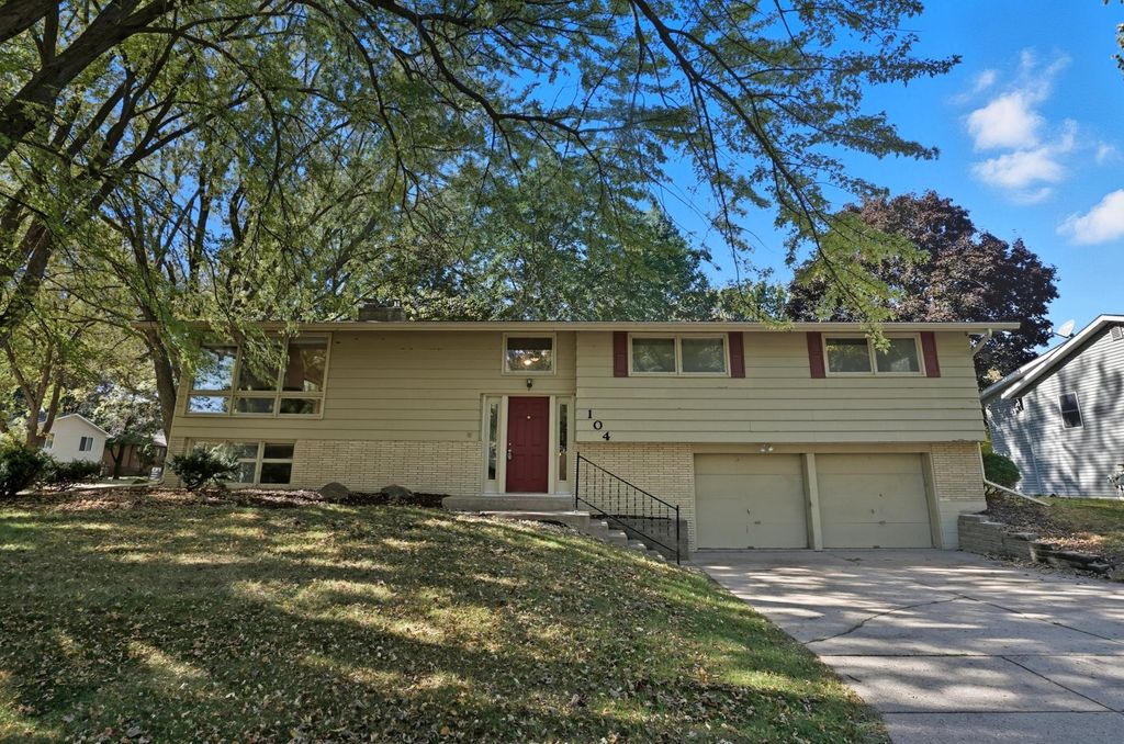 104 Mark Drive NE, Hutchinson, MN 55350