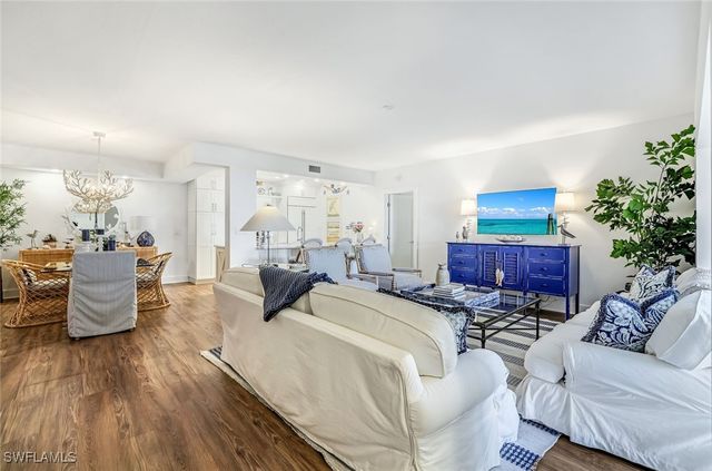 5801 Glencove DR 502, Naples, FL 34108