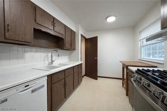 30405 Vineyard Road, Willowick, OH 44095