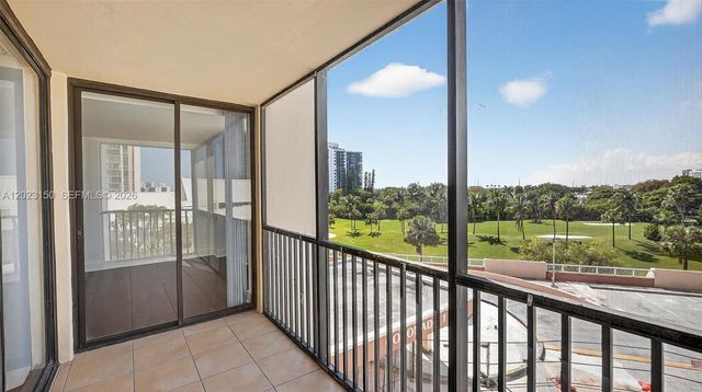 20335 W Country Club Dr 502, Aventura, FL 33180