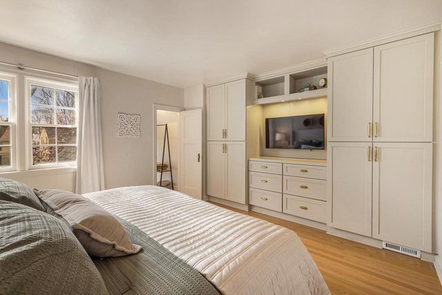 5844 N Shoreland AVENUE, Whitefish Bay, WI 53217