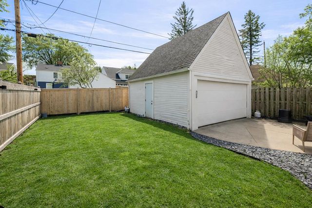 5844 N Shoreland AVENUE, Whitefish Bay, WI 53217