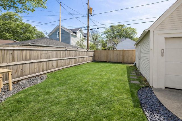 5844 N Shoreland AVENUE, Whitefish Bay, WI 53217