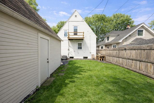 5844 N Shoreland AVENUE, Whitefish Bay, WI 53217