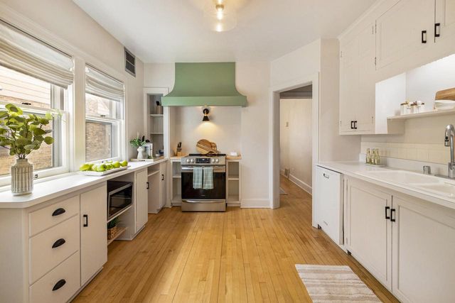 5844 N Shoreland AVENUE, Whitefish Bay, WI 53217