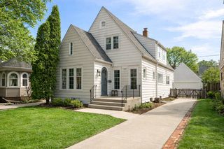 5844 N Shoreland AVENUE, Whitefish Bay, WI 53217