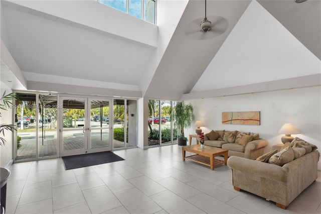 100 Lakeview Dr 108, Weston, FL 33326