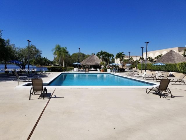 100 Lakeview Dr 108, Weston, FL 33326