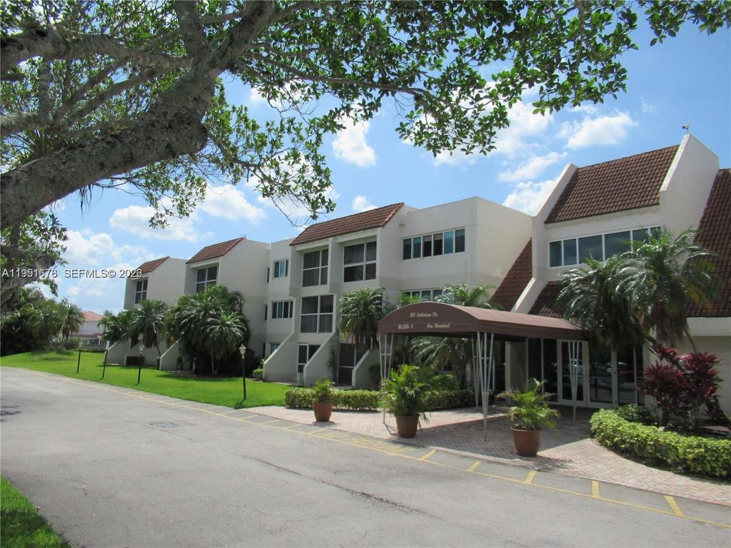 100 Lakeview Dr 108, Weston, FL 33326