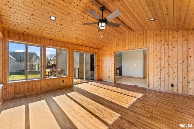 9933 123rd Street, Davenport, IA 52804