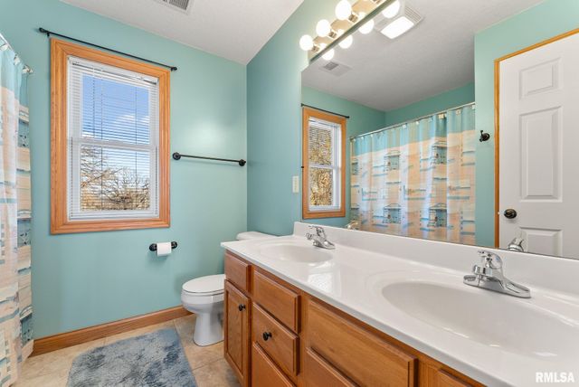 9933 123rd Street, Davenport, IA 52804