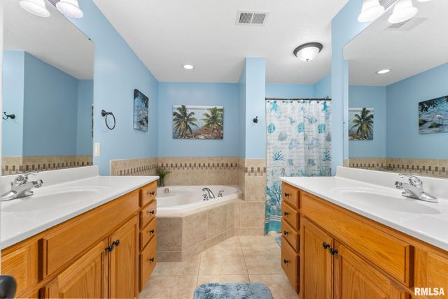 9933 123rd Street, Davenport, IA 52804