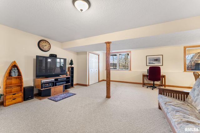 9933 123rd Street, Davenport, IA 52804