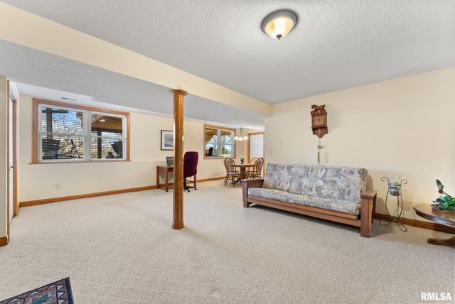 9933 123rd Street, Davenport, IA 52804