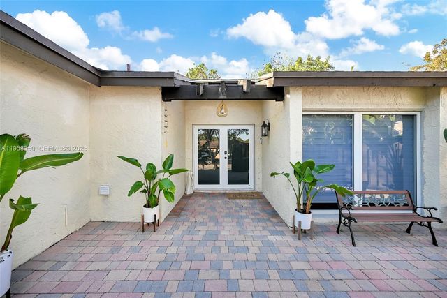 13416 SW 108th St Cir N, Miami, FL 33186